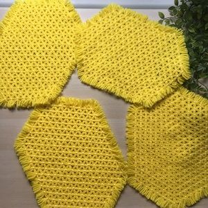 🎉HP🎉 Vintage Style Yellow Daisy Loom Placemats